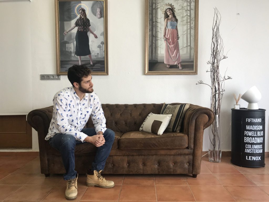 Jean Carlos Puerto sentado en el sillón. 